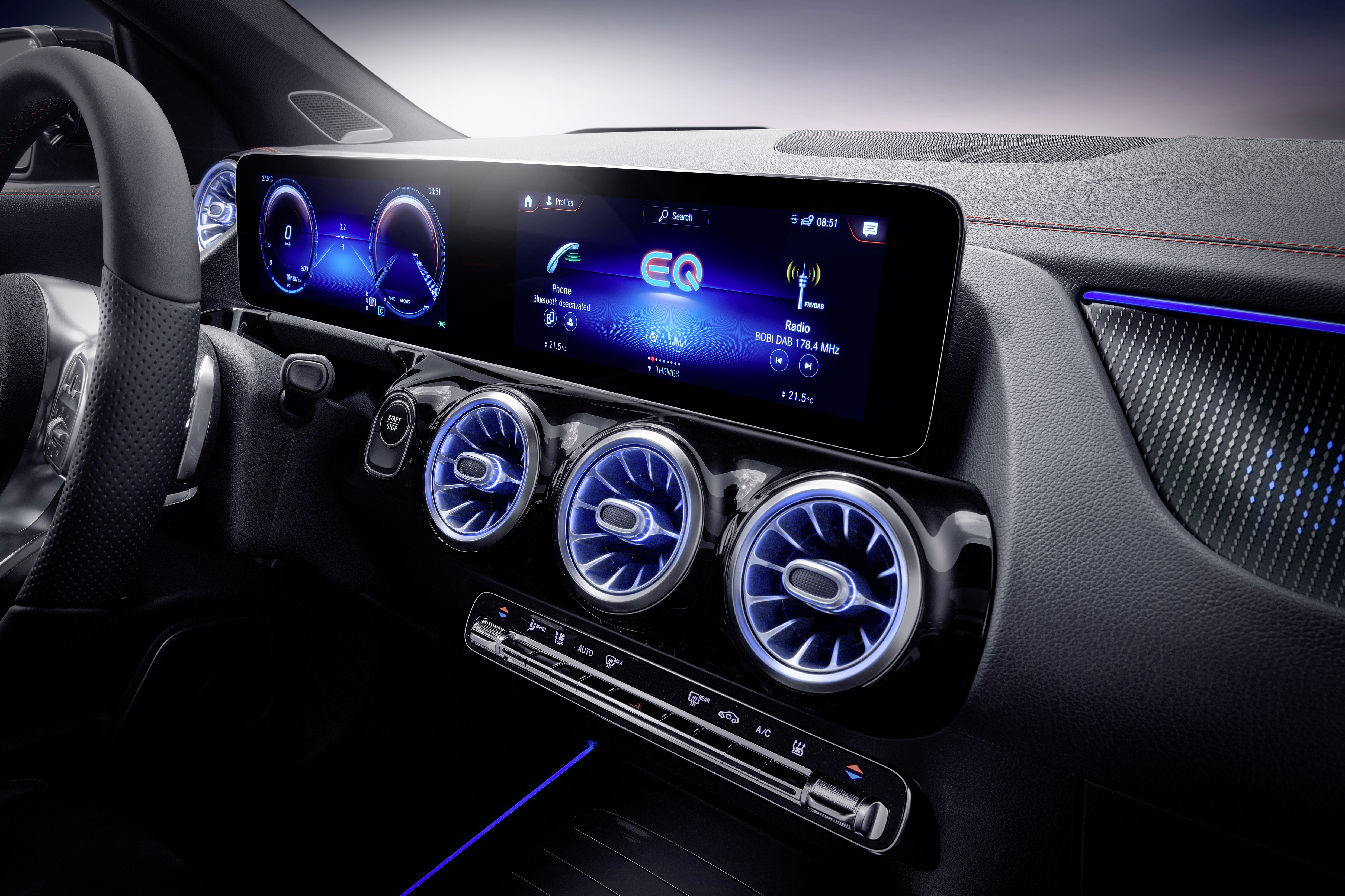 09-更为直观的EQ专属仪表盘和多媒体显示屏成为车内的视觉亮点.jpg